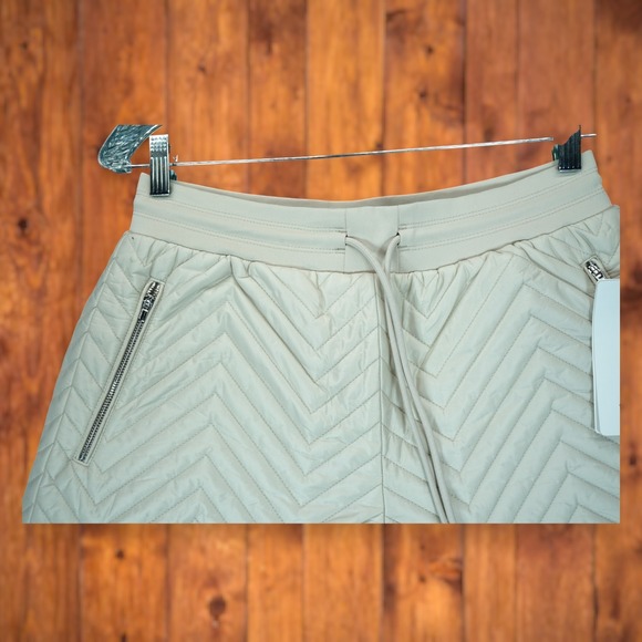 NWT Athleta Apres Ski Short Cream Beige Color Quilted Puffer Size 6 MSRP‎ $89 - Picture 7 of 9